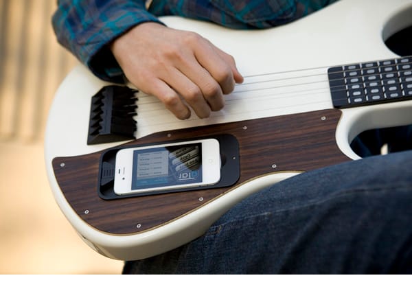 Íme, az iPhone-dokkoló gitár, amelyen bárki tud játszani [videóval]