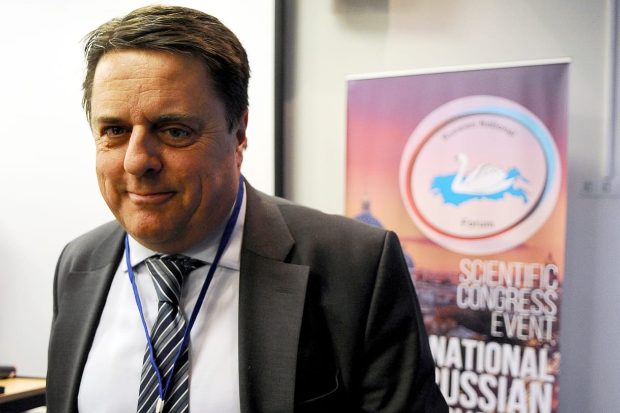 A brit szélsőjobbos szerint a magyar kormány is Soros kottájából játszik