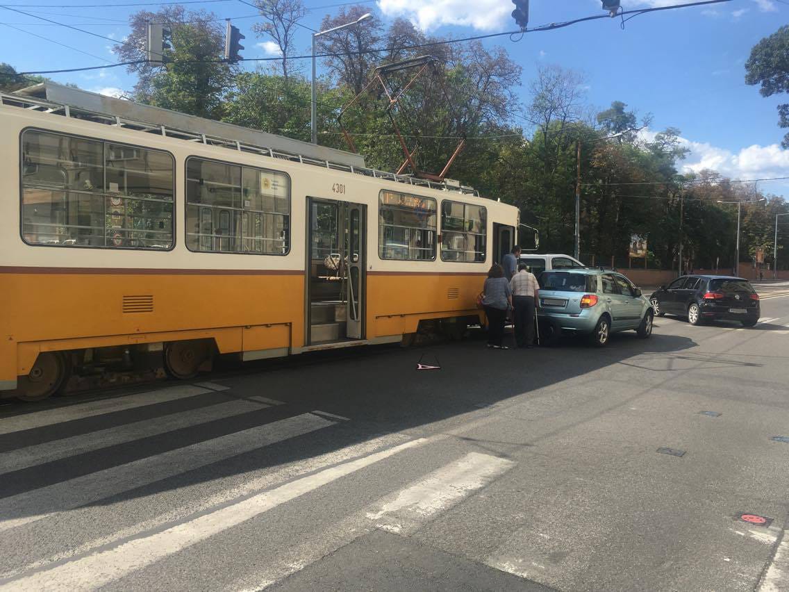Ütközés miatt állt le a fonódó villamos - fotó