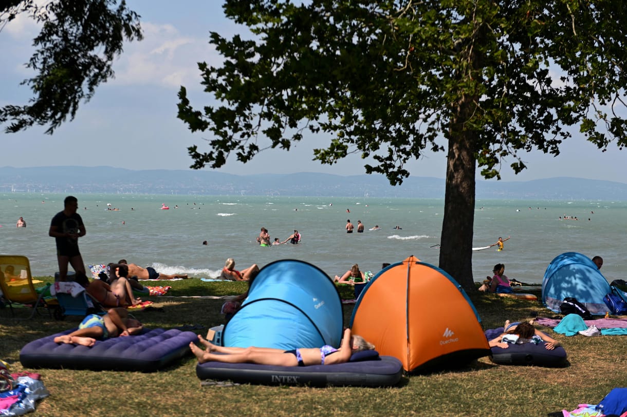 SMS-értesítések buktatták le a strandon lopott kártyával dőzsölő tolvajokat