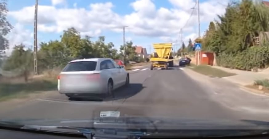 Pont a zebrán előzte a rendőröket egy autós – videó