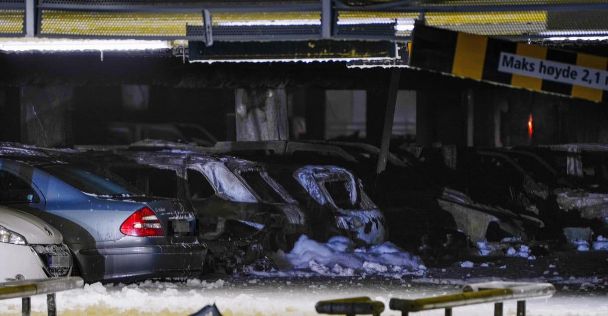 Autók százai égtek porrá egy norvég repülőtér parkolóházában