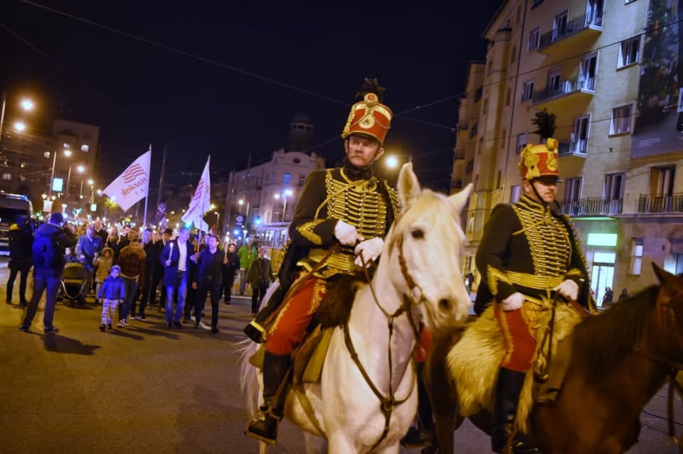 Összeszólalkoztak az ellentüntetőkkel a Horthy emlékére felvonulók Budán - videó