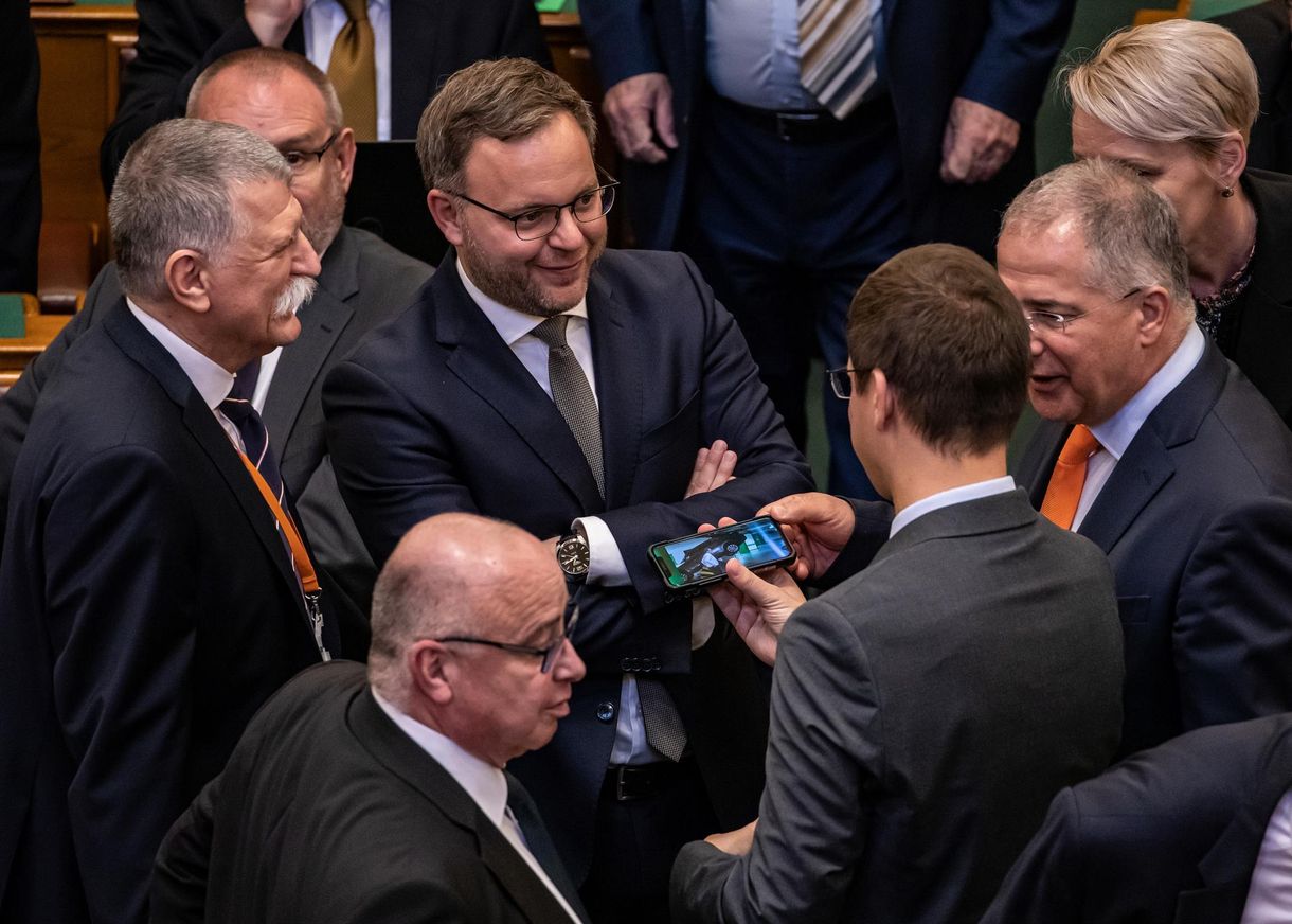 Ha kell, kutatóintézetet vezet, ha kell egybites üzenetet küld Orbán Viktor jolly jokere