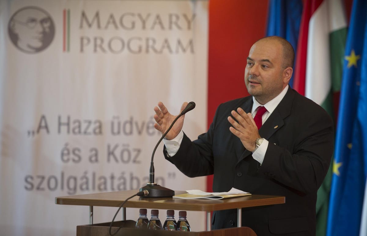 A fél kormány fúrta Navracsics mindenesét, ki kellett menteni