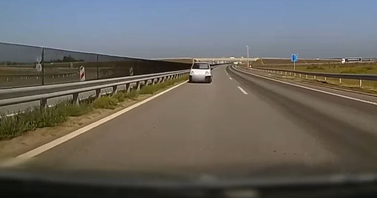 Újabb két autós, akik vígan vezetnek a forgalommal szemben – videó