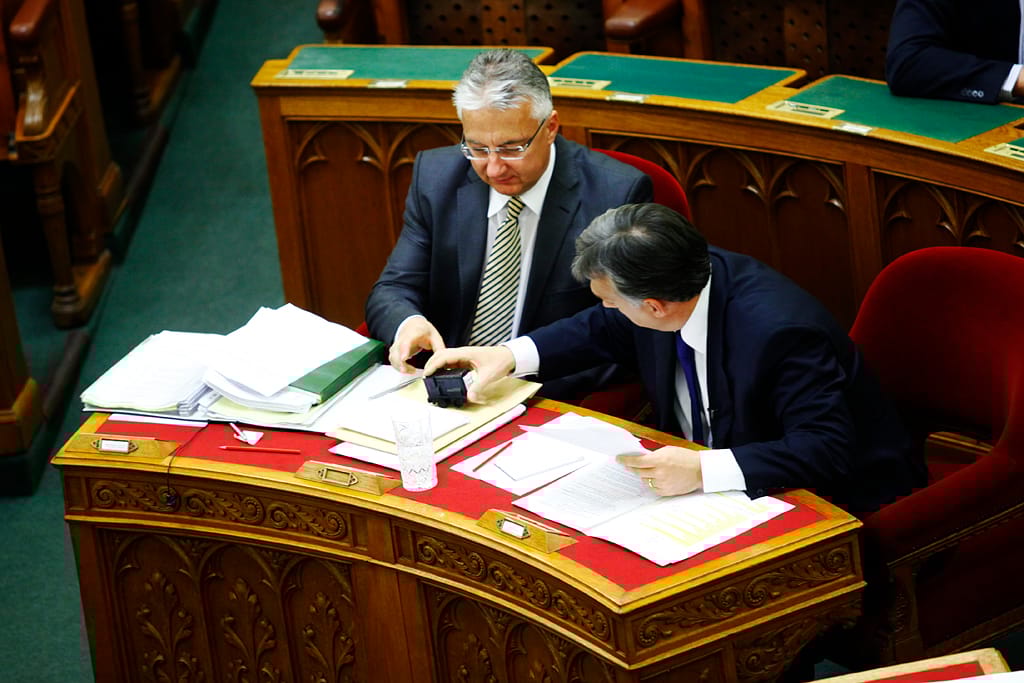 Fotók: Játék vonatot kapott Orbán Viktor a parlamentben