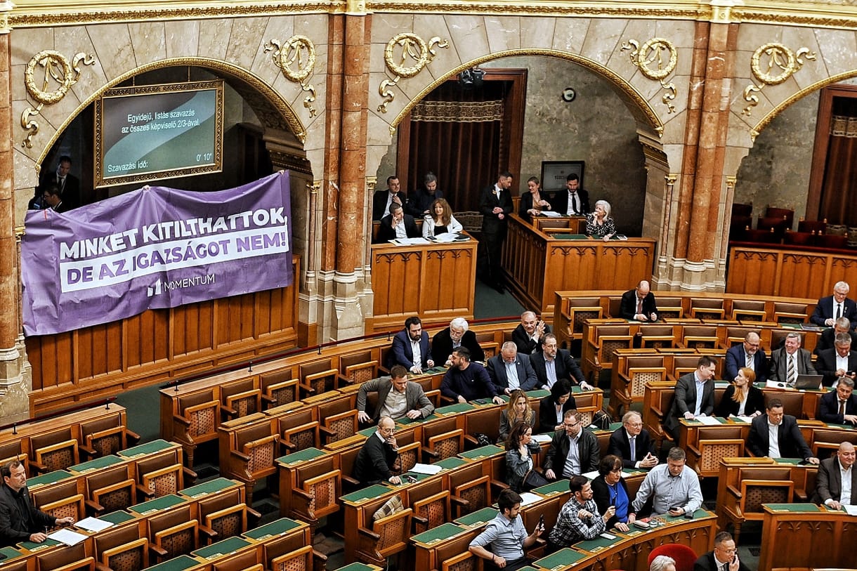 Magyar Pétertől félve korlátozta a gyülekezési jogot a Fidesz – ez a nemzetközi sajtó megfejtése az Alaptörvény 15. módosításáról