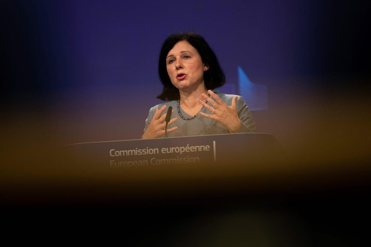 Věra Jourová: Nem szabad „paranoiásnak” lenni a mesterséges intelligencia szabályozásával