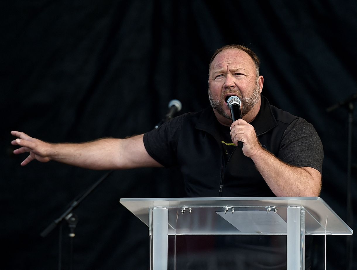 Négymillió dollárt kell fizetnie az InfoWars konteóoldal tulajdonosának, mert azt terjesztette, hogy a Sandy Hook-i mészárlás meg sem történt