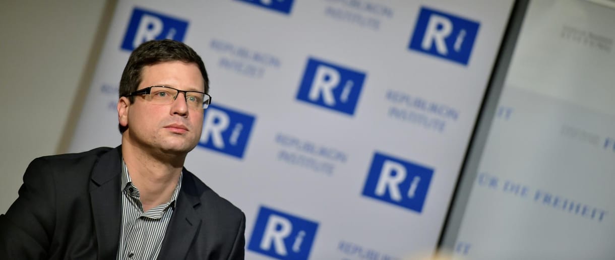 Feleannyi Kormányinfóval kell beérnünk mostantól