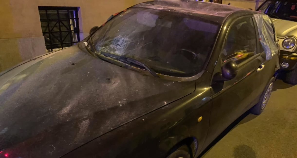 Parkoló kocsit zúztak totálkárosra lezuhanó téglák a belvárosban