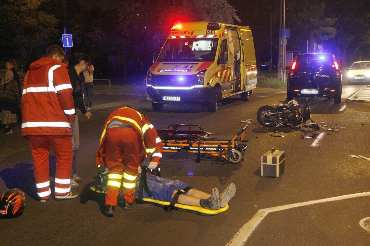 Fotó: Így látták el a mentők a súlyos sérült motorost