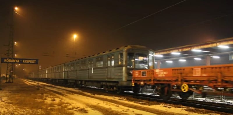 Nézze meg, hogyan szállítják el a felújításra váró metrókocsikat - videó
