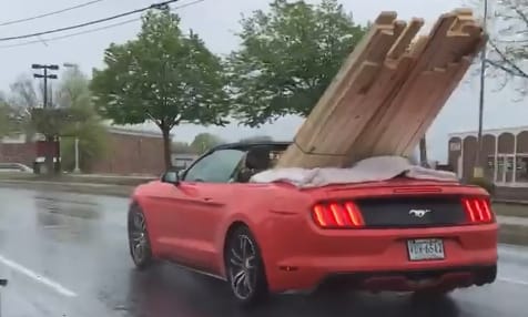 A nap videója: Fát szállítani esőben? Csakis egy kabrió Mustanggal!