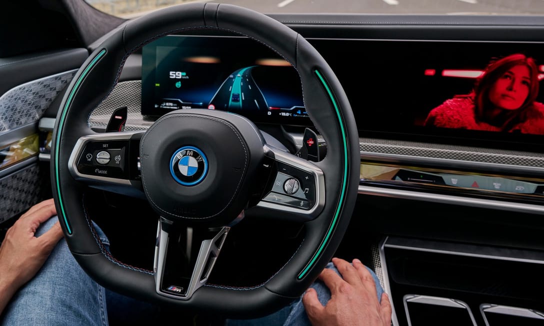 Akár netflixezhet is menet közben a sofőr az új BMW-kben