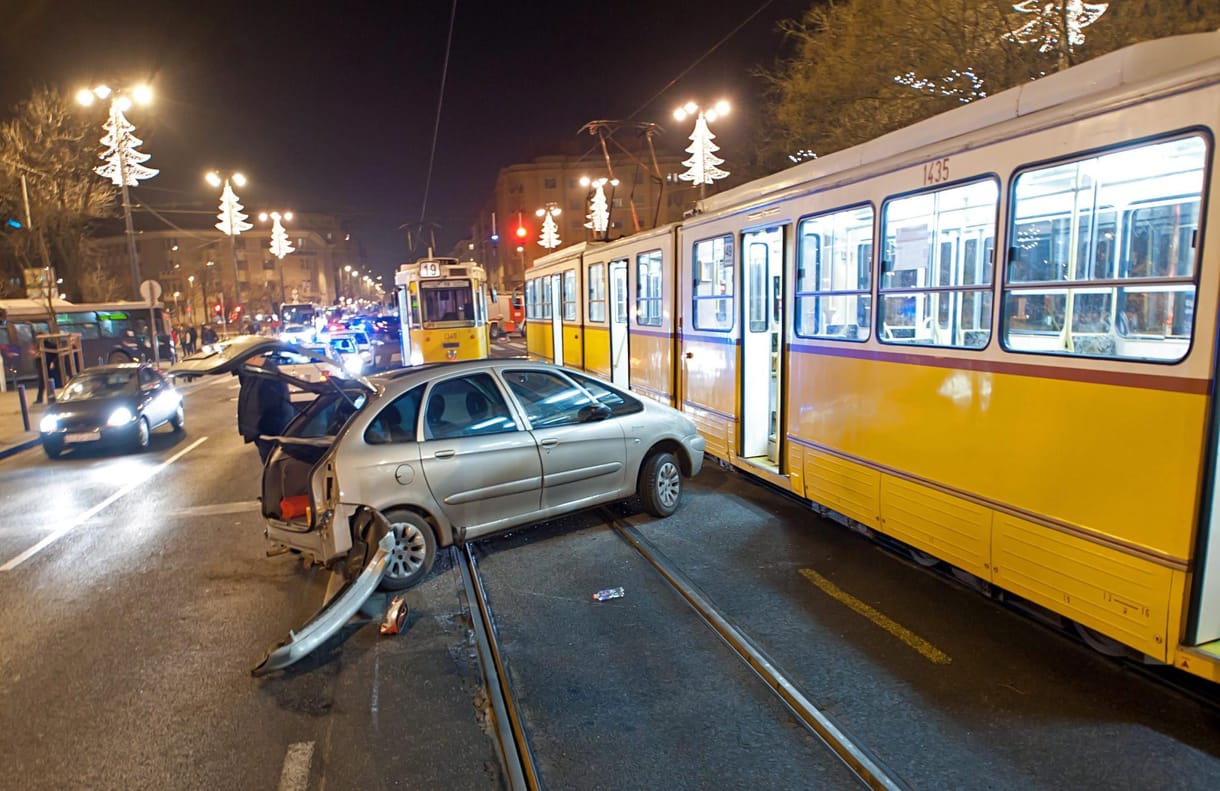 Fotó: karambolozott a 49-es villamos, egy csecsemő is megsérült