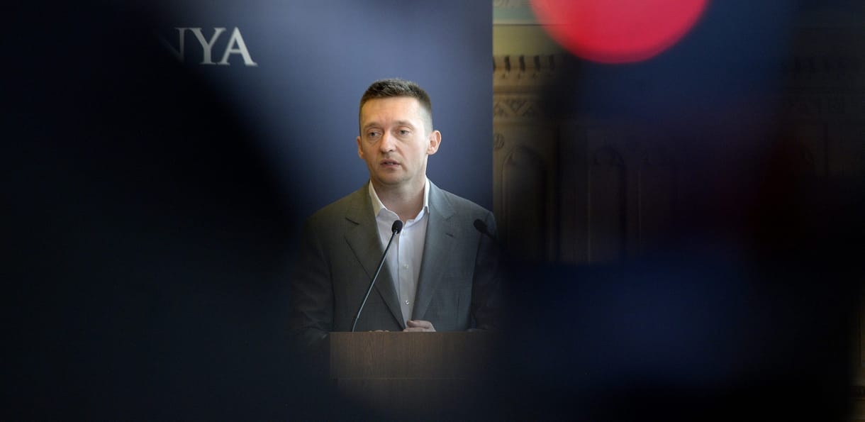 Kíváncsi rá, mennyit keres valójában Rogán Antal?