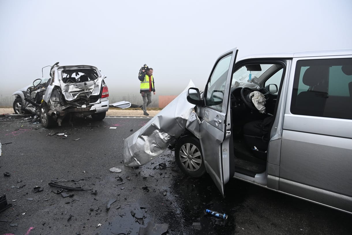 Összesen 14 autó ütközött az M4-esen, egy sofőr meghalt
