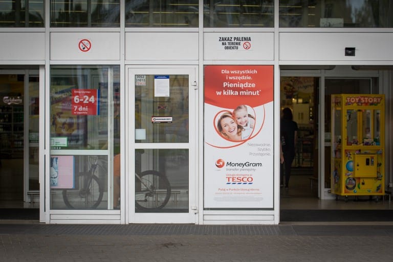Rabmunka miatt nem kér a karácsonyi üdvözlőlapok kínai gyártásából a Tesco