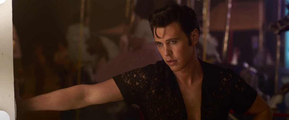 „Börtönbe akartak zárni azért, ahogy mozgok” – itt az Elvis-film előzetese Tom Hanksszel