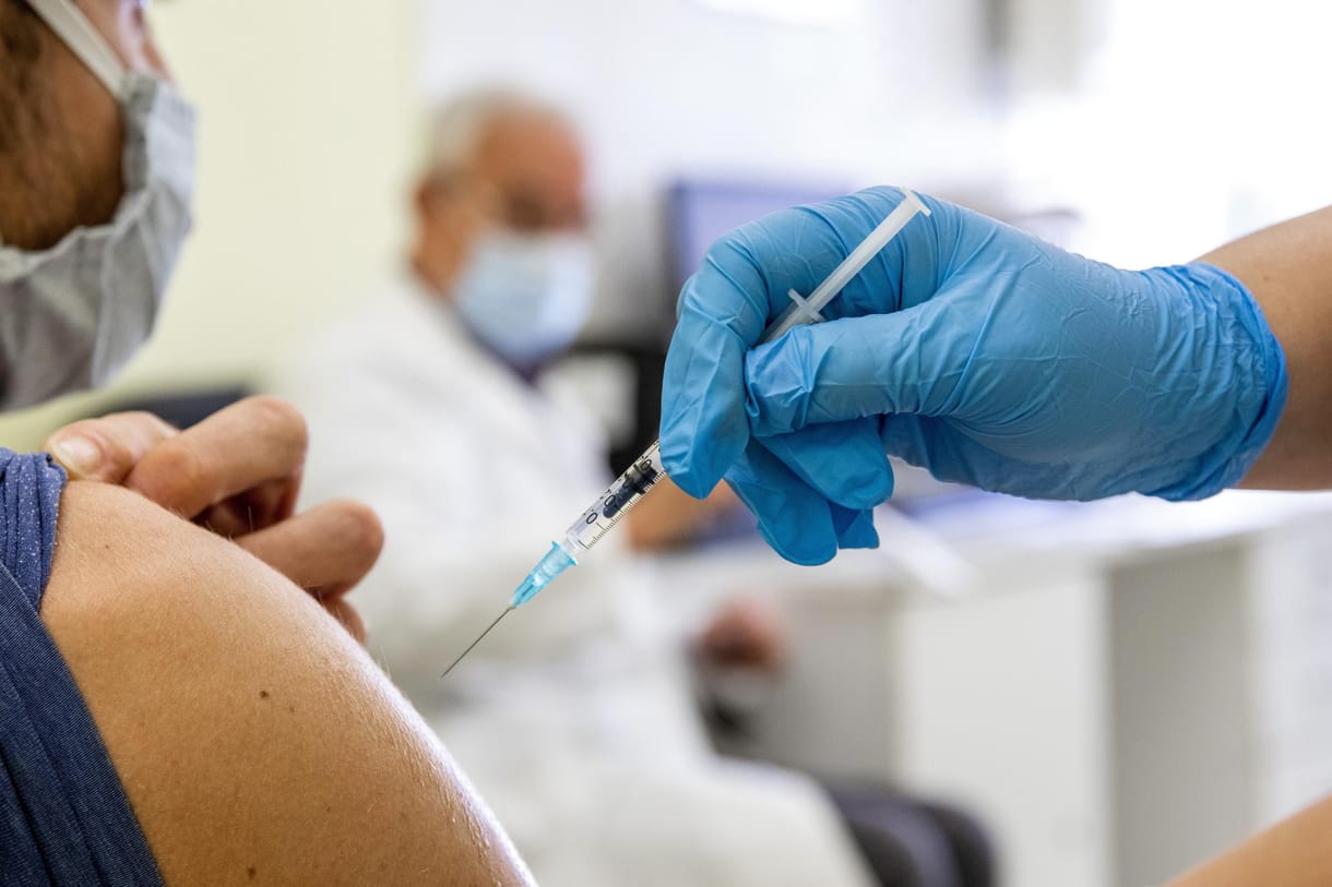 Hatról kilenc hónapra emelték a Pfizer lejárati idejét