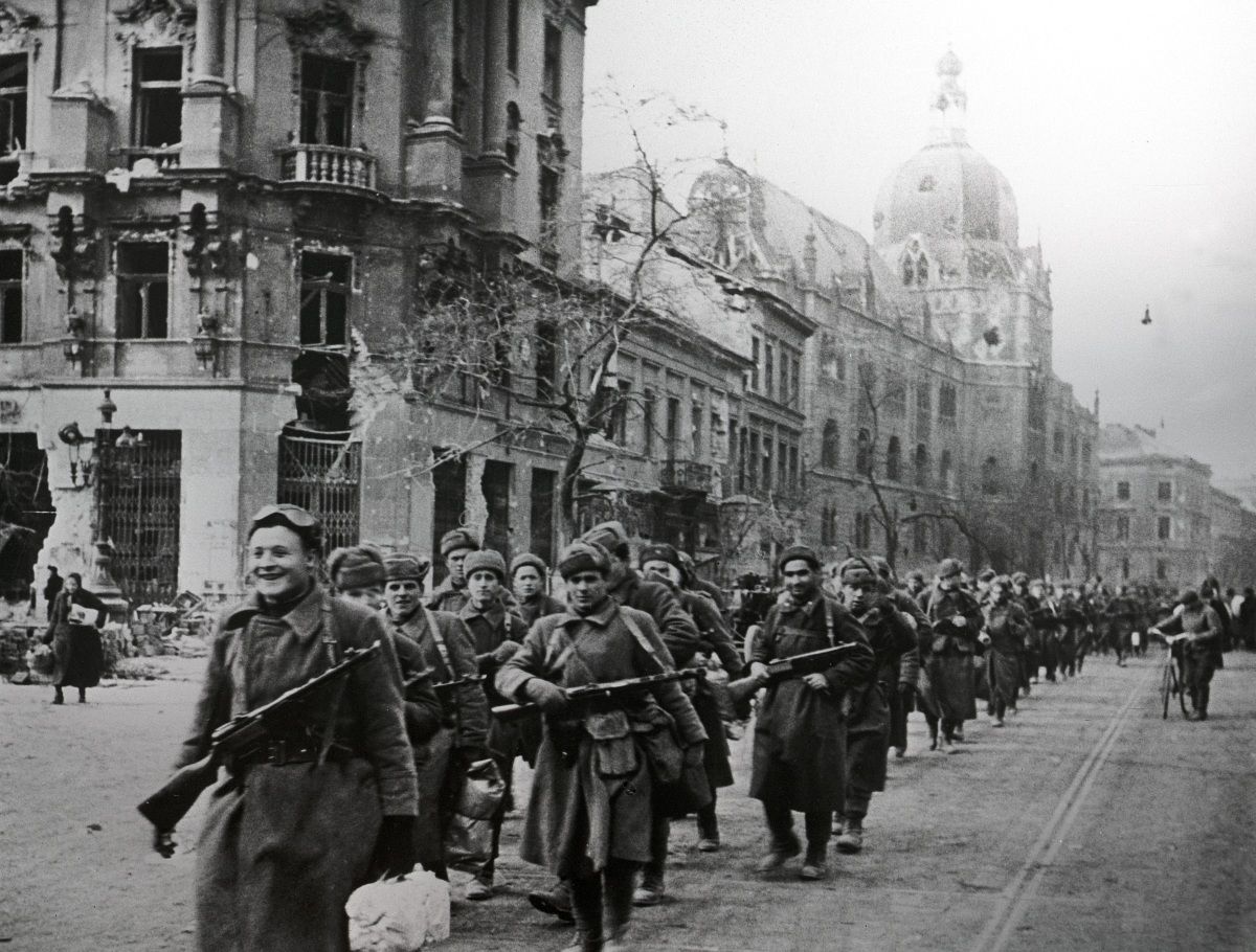 „Soha nem feledjük el, hogy a mai életünk kemény munka gyümölcse” – így szólt 40 éve az április 4-i díszparancs