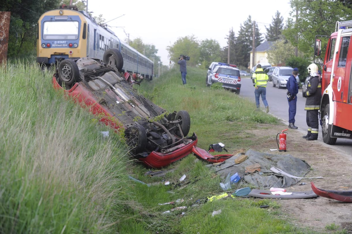 Vonat és autó ütközött – tűzoltók emelték ki a holttestet a roncsból