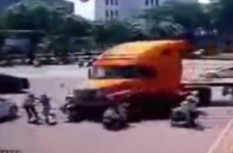 Kivédhetetlen: kamionos hajtott a motorosok közé - videó