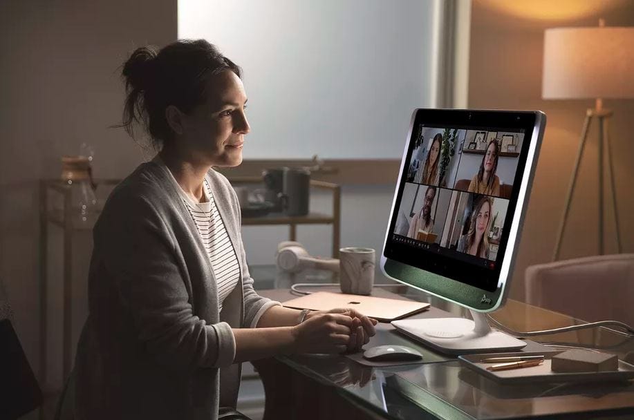 Ezt a monitort kifejezetten home office-hoz találták ki: mikrofon, kamera, sőt lámpa is van benne