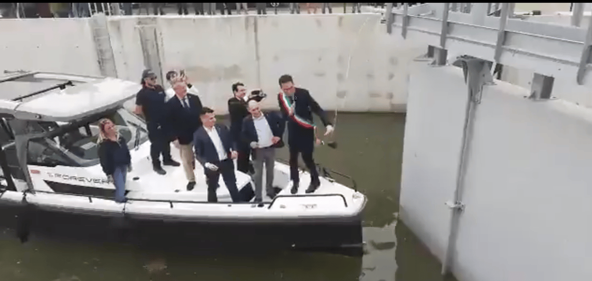 Nem akart eltörni a pezsgősüveg a legviccesebb avatóünnepségen - videó