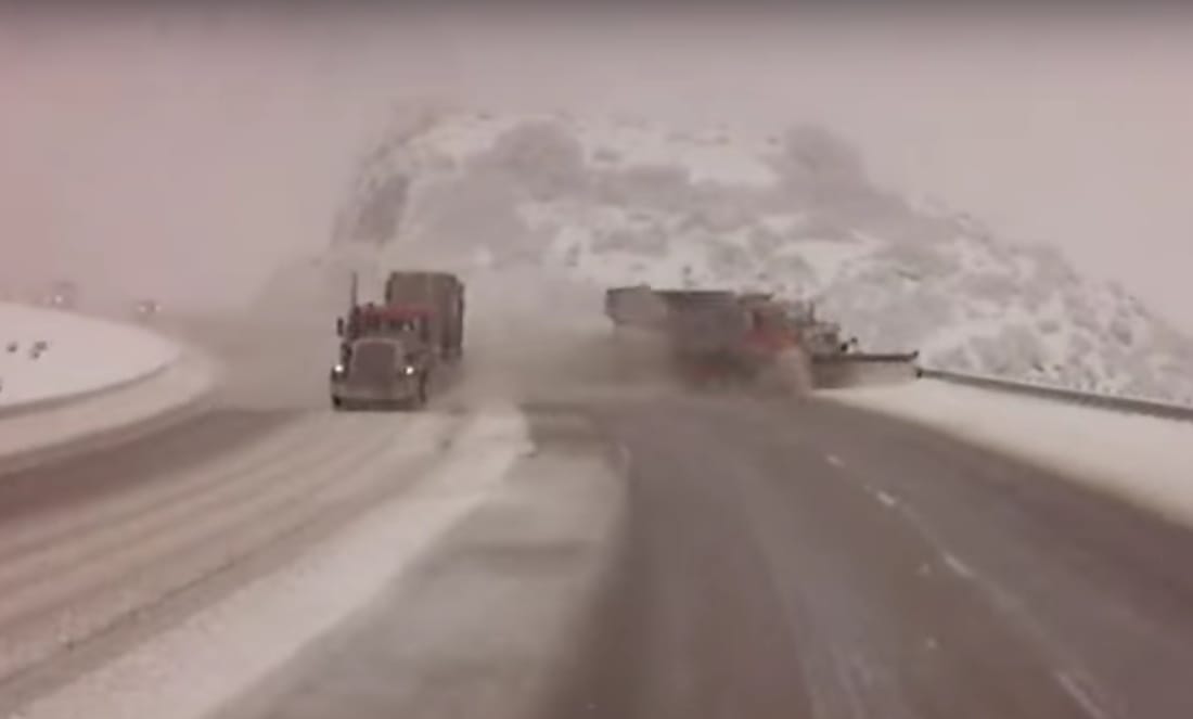 Zavarta a hókotró a kamionost, simán letolta a szakadékba – videó