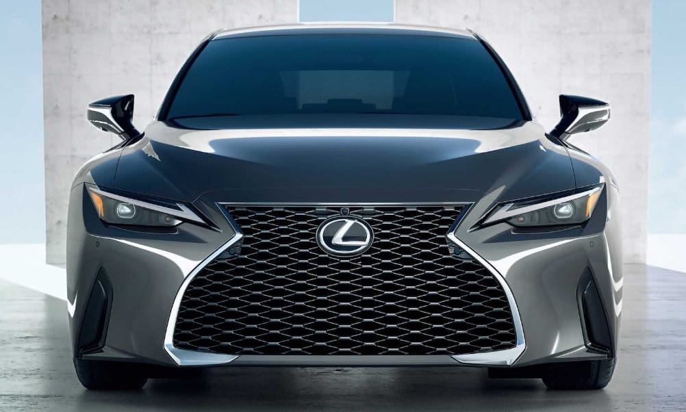Új külsővel érkezett meg a felfrissített Lexus IS