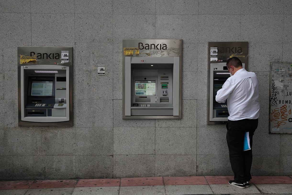 28 bankszámlát nyitott pénzmosásra két román férfi