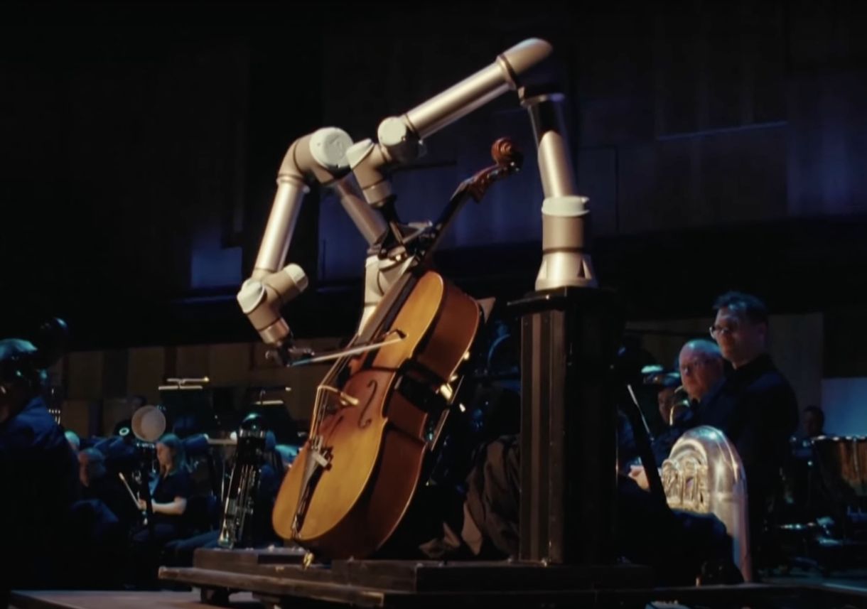 Zenetörténeti szenzáció: robot csellózik egy nagyzenekarban