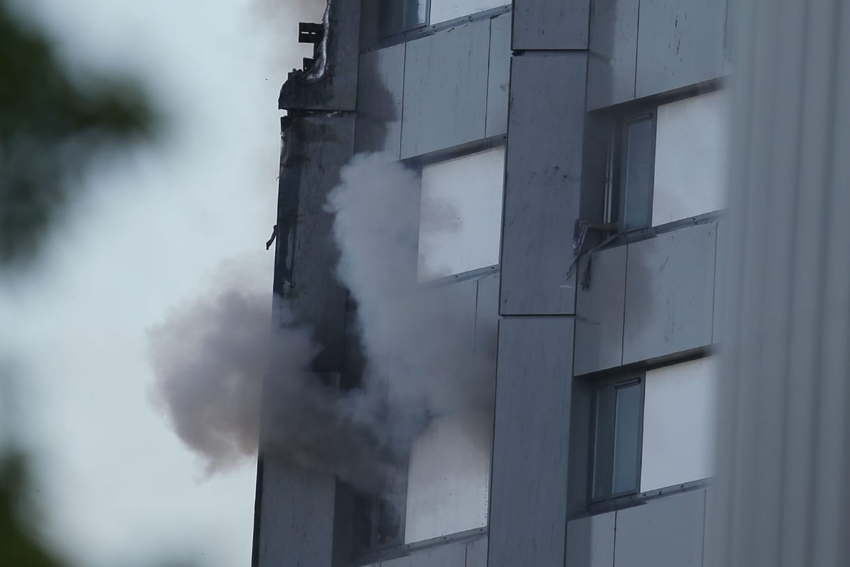 Hihetetlen menekülés a tűzből: a 9. emeletről dobhattak ki egy csecsemőt Londonban