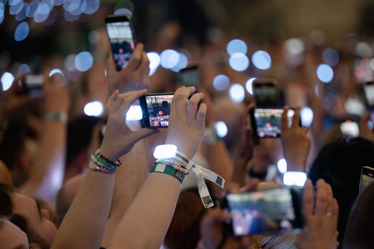 Hogyan működnek a Taylor Swift-rajongók csuklójára rakott villódzó LED-karszalagok?