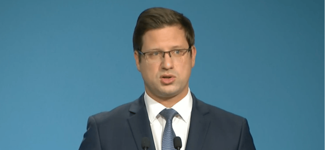 Gulyás szerint felvetődhet a kiskorúak veszélyeztetése az óvodákban, ahol a Meseország mindenkié című mesekönyvből olvasnak