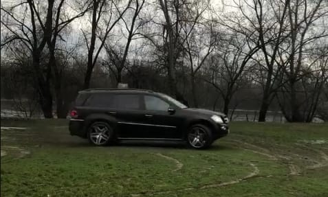 A nap szomorú videója: szentendrei zöldterületen driftel a Mercedes divatterepjárós, aki Ladával kezdte