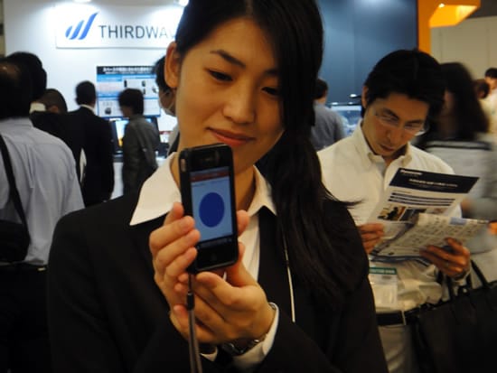 A világon először: látható fénnyel kommunikáló iPhone-ok - videóval