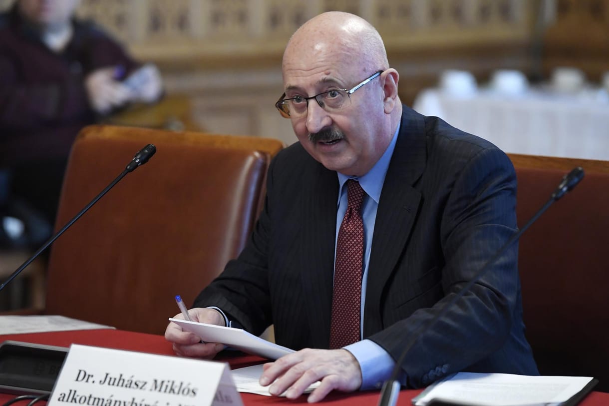 Surranópályán jutott az új alkotmánybíró a kádertemetőbe
