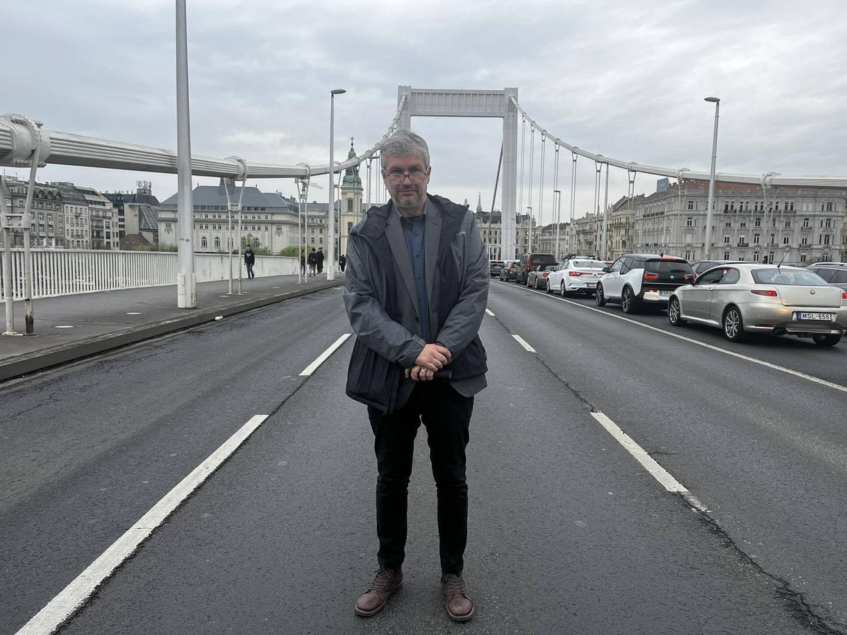 Lezárták az Erzsébet híd egyik felét, kezdődik Hadházy újabb tüntetése