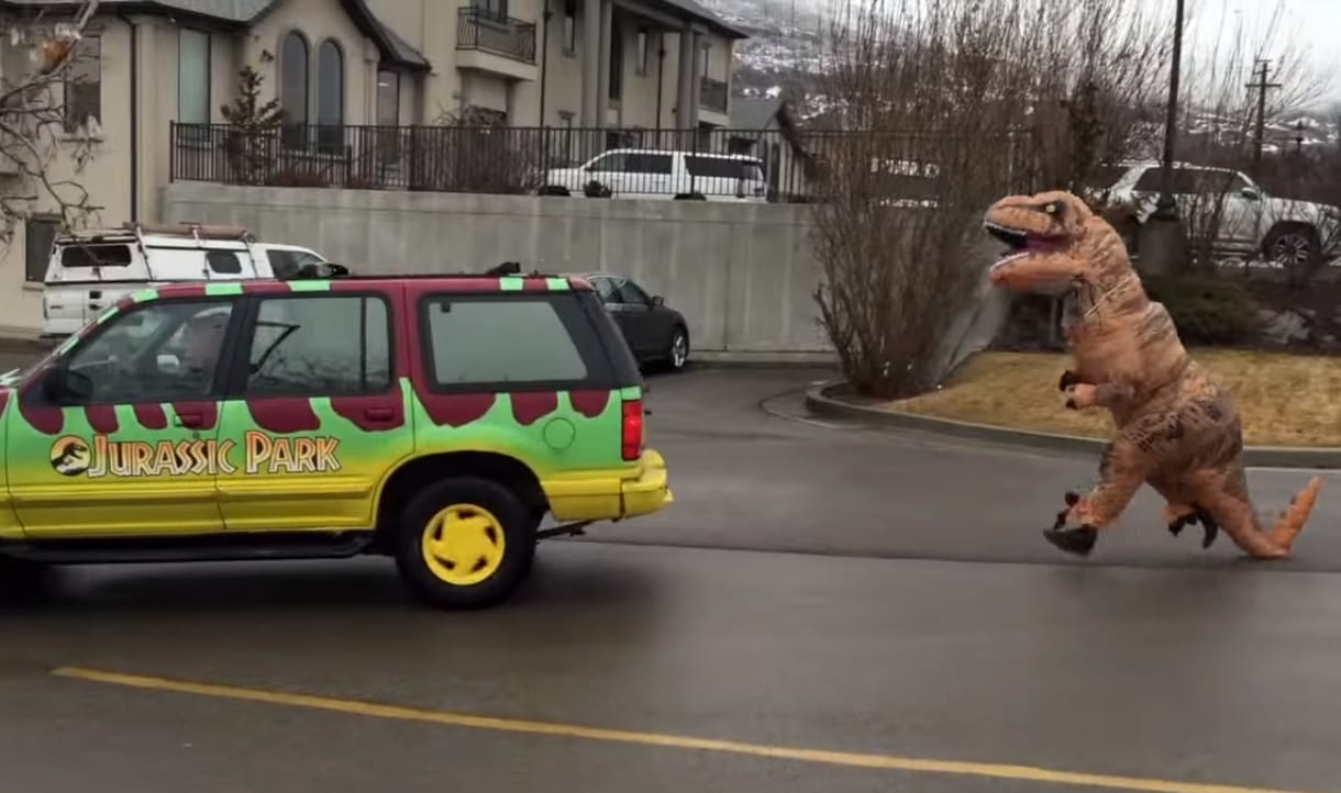 Látott egy Jurassic parkos autót, nem bírta ki, hogy ne trollkodjon egyet – videó