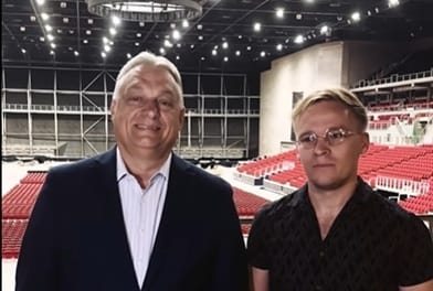 Orbán a Nemzet Radírjával tartott terepszemlét a Digitális Polgári Körök szeptemberi nagygyűlésének helyszínén