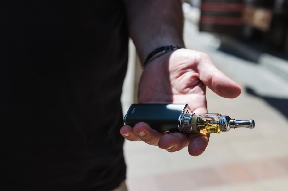 Kalifornia kormányzója: A fiatalok járványa az elektromos cigaretta használata