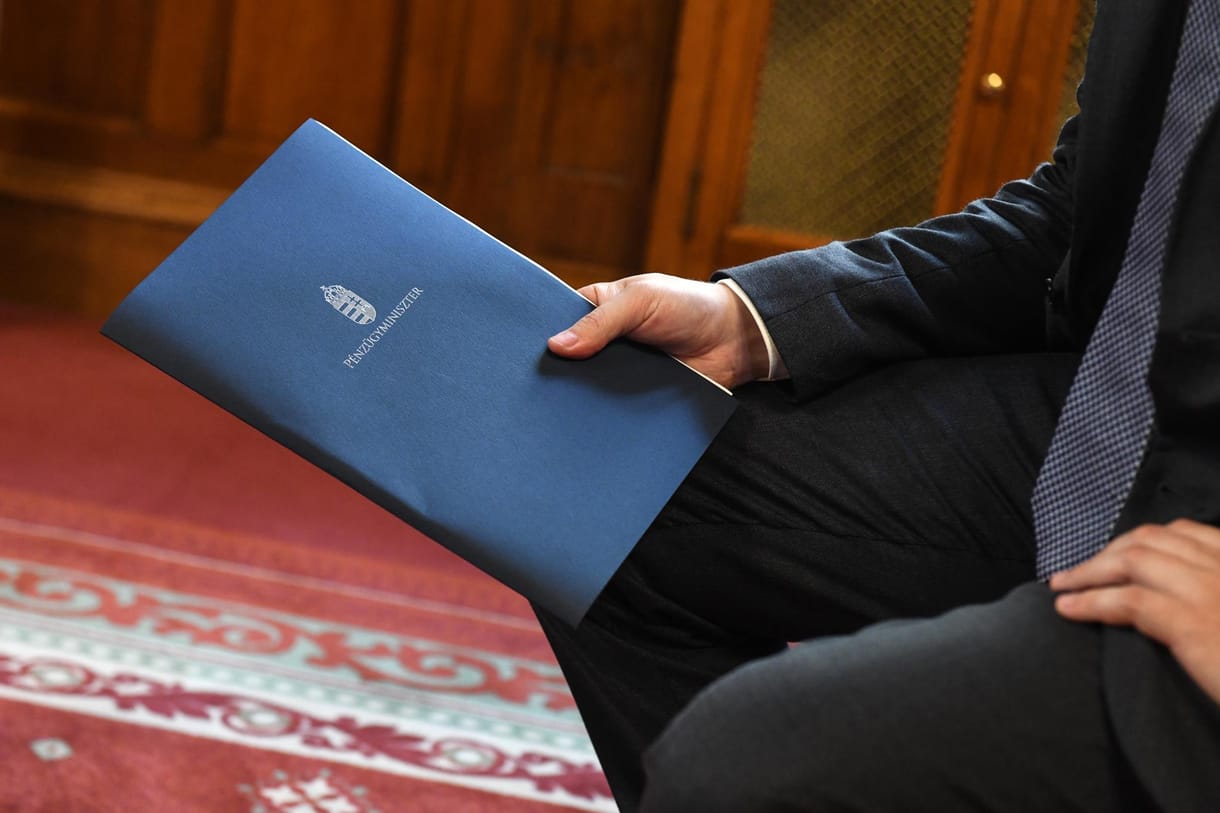 230 milliárd forintot csoportosít át a kormány a költségvetésben, egy sor beruházást halasztanak