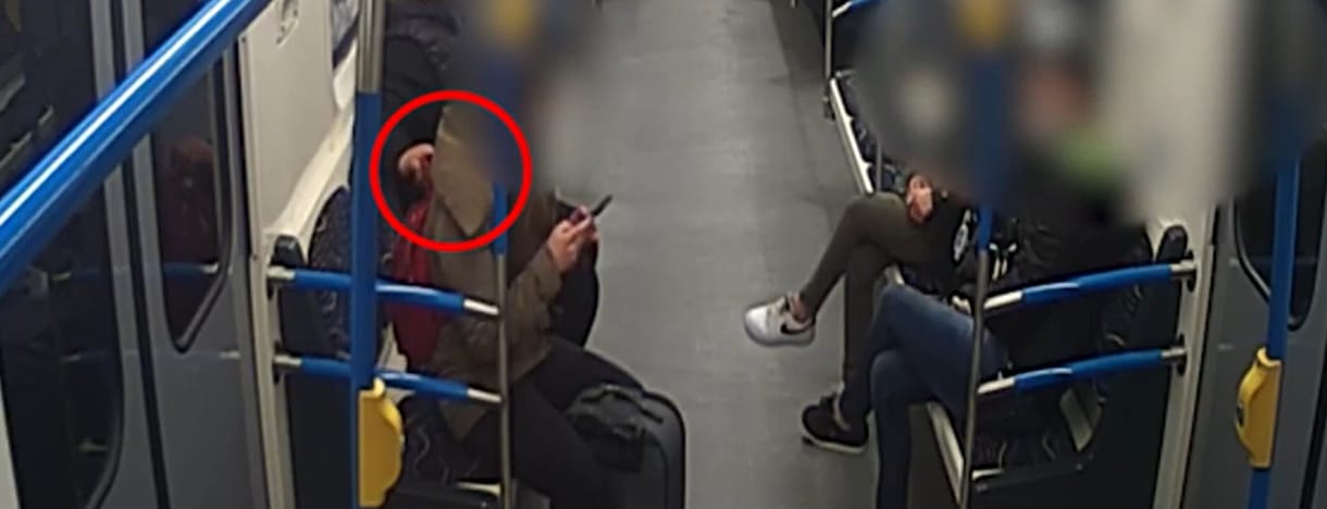 Így trükköznek a zsebtolvajok – a rendőrség videón mutatja meg, mennyire könnyű kifosztani minket