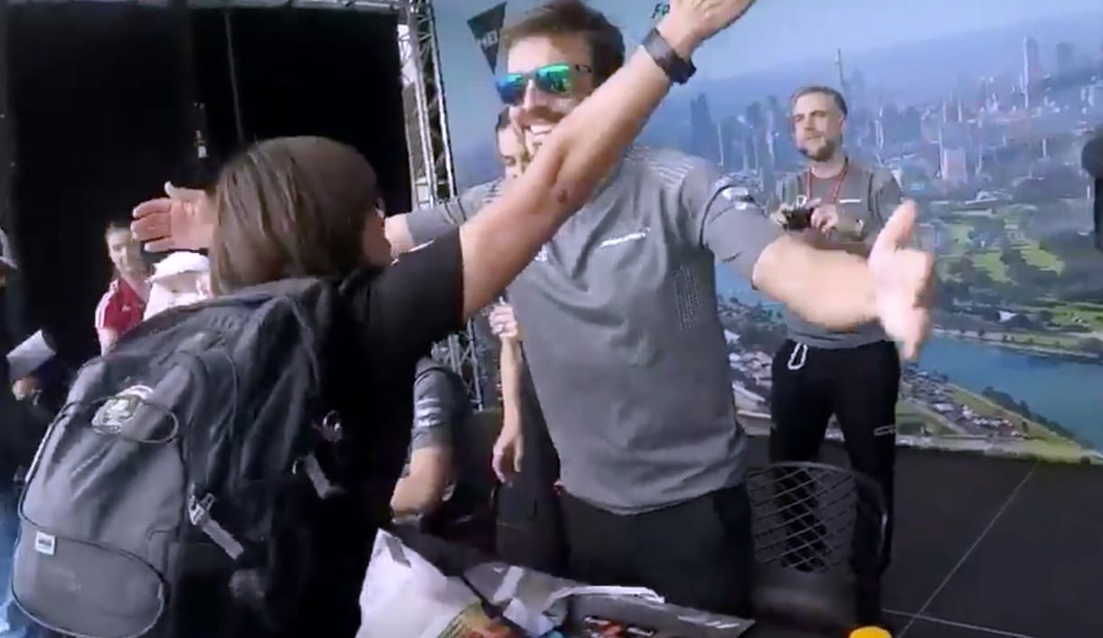 Videó: parádésan bánik Alonso még a kicsit túlpörögött rajongóval is