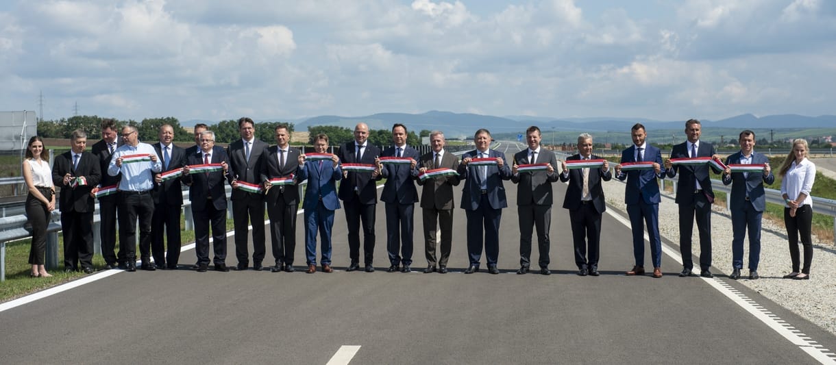 Tizennyolc politikus, közéleti személyiség és üzletember adta át a 19 kilométeres útszakaszt Eger közelében