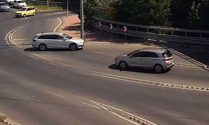 Szemből „támadta” a turbókörforgalmat Budakalászon egy autós – videó